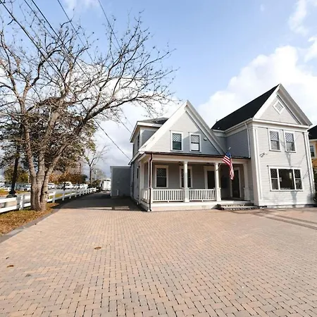 Villa Water Access 5-Bed 2-Bath Retreat